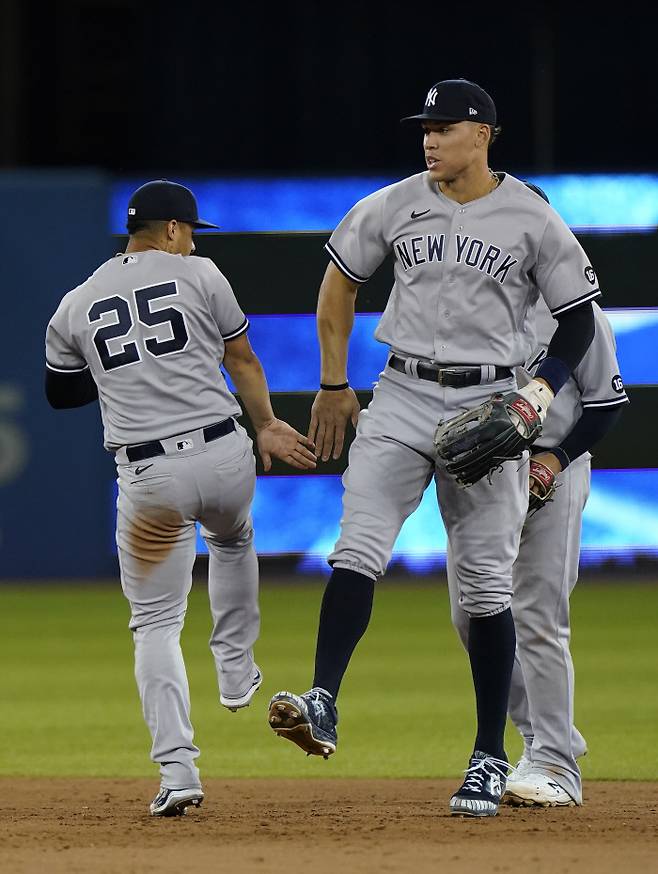 양키스 선수들이 토론토전을 7-2로 이기고 7연승을 이어간 뒤 세리머니를 하고 있다. | USA투데이스포츠 연합뉴스