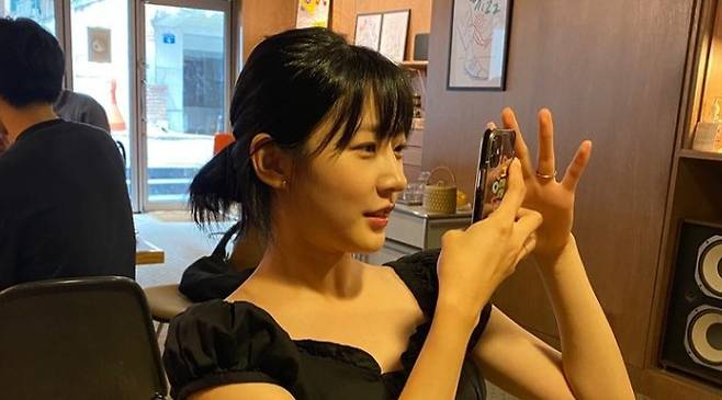 Actor Kim Sae-ron boasted a pure visual.On the 28th, Kim Sae-ron posted several photos on his instagram.Kim Sae-ron took a picture at a cafe in the photo. Kim Sae-ron boasted a slender body and a clear eye, which attracted peoples admiration.Above all, Kim Sae-ron was attracted to the fans because he felt lovely even when he was concentrating on his cell phone.On the other hand, Kim Sae-ron is appearing on the original Kakao TV Excellent Mudang Street.It is a high school exorcism log that digs into the mystery together to pass the 18th age of crisis safely by the girl s shaman s prince who is born with unwanted fate and the unwillingly soul.