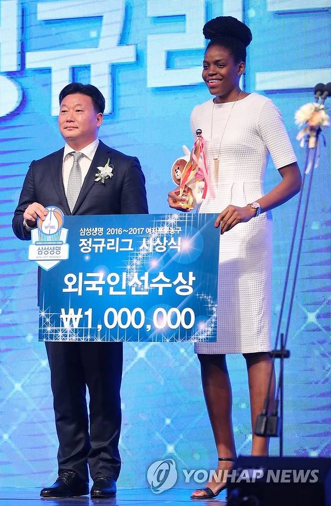 2017년 3월 WKBL 시상식에서 외국인 선수상을 받는 존스(오른쪽). [연합뉴스 자료사진]