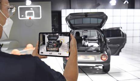 현대차, 엔트리 SUV '캐스퍼' 출시 (서울=연합뉴스) 현대자동차는 29일(수) 캐스퍼 온라인 발표회 '캐스퍼 프리미어(CASPER Premiere)'를 열고 본격적인 판매를 시작했다. 현대차는 이날 실시간 소통형 라이브 웹채널인 캐스퍼 TV를 통해 캐스퍼가 선사할 새로운 라이프스타일을 소개했다. 사진은 용인에 위치한 브랜드 쇼룸 '캐스퍼 스튜디오'에서 증강현실(AR)을 이용하는 모습. 2021.9.29. [현대차 제공. 재판매 및 DB 금지]