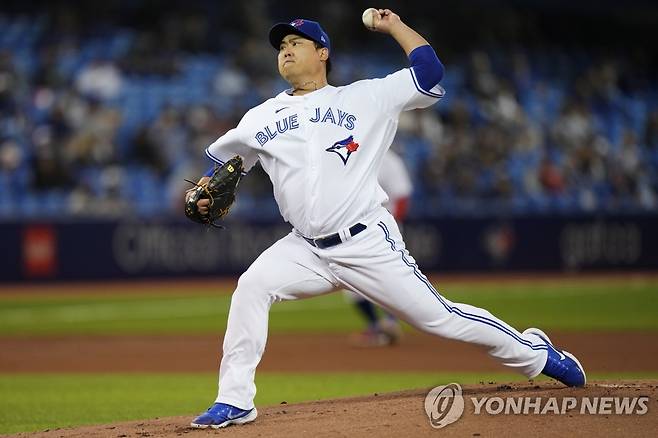 역투하는 류현진 (토론토 AP=연합뉴스) 토론토 블루제이스 왼손 선발 류현진이 29일(한국시간) 캐나다 온타리오주 토론토의 로저스센터에서 열린 미국 메이저리그 뉴욕 양키스와의 홈경기에 선발 등판해 역투하고 있다.