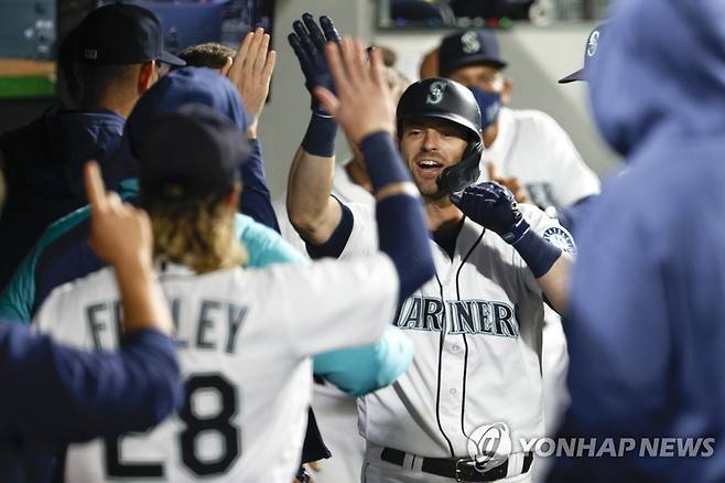 홈런 치고 기뻐하는 해니거 (시애틀 AP=연합뉴스) 시애틀 매리너스의 미치 해니거가 29일(한국시간) 미국 워싱턴주 시애틀의 T모바일파크에서 열린 미국 메이저리그 오클랜드 애슬레틱스와의 홈경기, 7회 솔로 홈런을 친 뒤 더그아웃에서 동료와 함께 기뻐하고 있다.