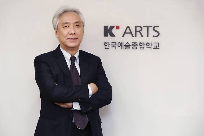 김대진 한예종 총장     (서울=연합뉴스) 진연수 기자 = 김대진 한국예술종합학교 총장이 서울 성북구 한국예술종합학교 석관동캠퍼스에서 연합뉴스와 인터뷰에 앞서 포즈를 취하고 있다. 2021.9.29
    jin90@yna.co.kr