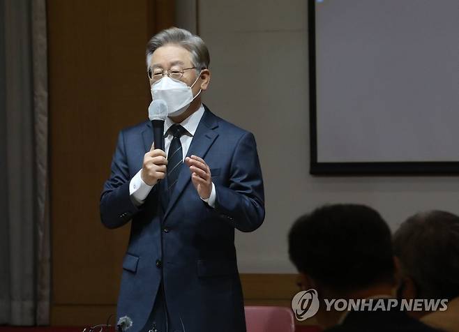 개발이익 환수제 개선방안 토론회 참석한 민주당 이재명 (서울=연합뉴스) 안정원 기자 = 더불어민주당 대선 경선 후보인 이재명 경기도지사가 29일 오전 서울 영등포구 중앙보훈회관에서 열린 개발이익 환수제도의 문제와 개선방안에 대한 긴급토론회에서 축사하고 있다. 2021.9.29 [국회사진기자단] jeong@yna.co.kr