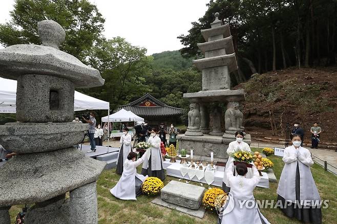 화엄사 사사자 삼층석탑, 수리 마치고 제 자리로 (구례=연합뉴스) 정회성 기자 = 29일 오후 전남 구례군 마산면 화엄사에서 사사자(四獅子) 삼층석탑의 해체·수리 공사를 알리는 회향식이 열리고 있다. 국보인 화엄사 사사자 삼층석탑은 2011년 정밀 진단에서 보수 필요성이 제기돼 보수 공사를 거쳐 제 모습을 찾았다. 2021.9.29 hs@yna.co.kr