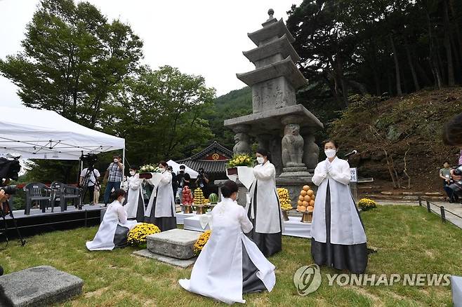 문화재청, 구례 화엄사 사사자 삼층석탑 준공 회향식 개최 (서울=연합뉴스) 29일 오후 전남 구례 화엄사에서 열린 '구례 화엄사 사사자 삼층석탑 준공 회향식'에서 행사 관계자들이 석탑에 차를 올리는 헌다의식을 진행하고 있다. 2021.9.29 
    [문화재청 제공. 재판매 및 DB 금지] photo@yna.co.kr