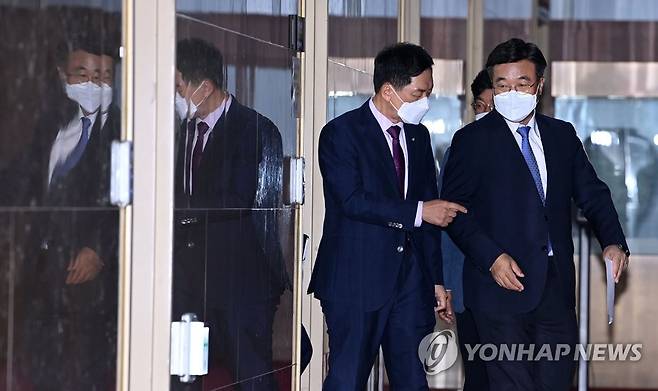 여야, 미디어 국회특위 구성 합의 (서울=연합뉴스) 진성철 기자 = 더불어민주당 윤호중 원내대표(오른쪽)와 국민의힘 김기현 원내대표가 29일 서울 여의도 국회에서 국회 언론미디어제도개선 특별위원회 구성에 합의한 뒤 의장실을 나서고 있다. 2021.9.29 [국회사진기자단] zjin@yna.co.kr