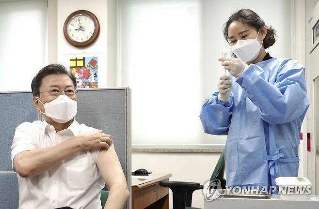 코로나 백신 2차 접종하는 문 대통령 문재인 대통령이 자난 4월 30일 오전 서울 종로구보건소에서 아스트라제네카(AZ)사의 신종 코로나바이러스 감염증(코로나19) 백신 2차 접종을 위해 대기해 있다. ［연합뉴스 자료사진］