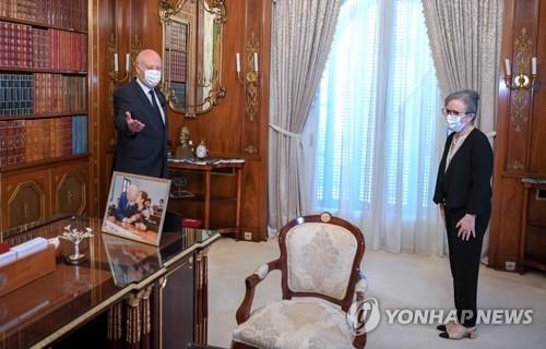 사이에드 튀니지 대통령(왼쪽)과 새 총리로 지명된 나쥴라 부든 롬단(오른쪽) [로이터=연합뉴스]