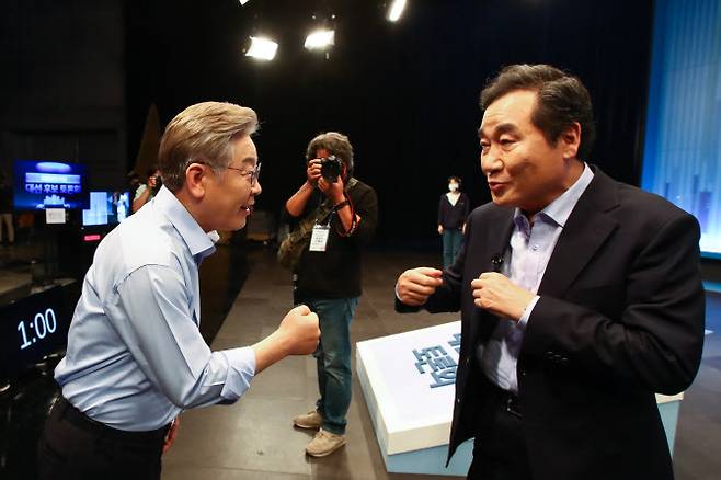 더불어민주당 대선 경선 후보인 이재명(왼쪽) 경기지사와 이낙연 전 대표가 28일 오후 서울 목동 SBS에서 열린 ‘더불어민주당 제20대 대선 후보 TV토론회에 참석, 인사하고 있다. (사진=국회사진기자단)