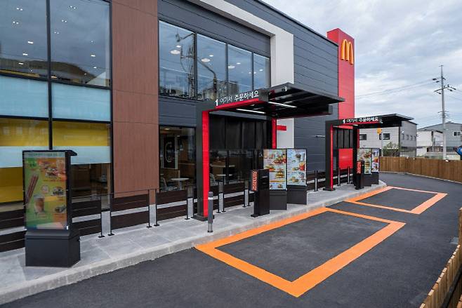 내달 1일 여는 맥도날드 ‘경기광주DT점’에 차량 2대씩 주문하는 공간이 마련돼 있다.(사진=한국맥도날드)