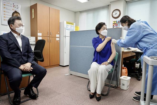 문재인 대통령이 30일 오전 서울 종로구보건소에서 아스트라제네카(AZ) 코로나19 백신 2차 접종을 마친 뒤 김정숙 여사 접종을 보고 있다. (사진=연합뉴스)