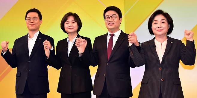 정의당 황순식(왼쪽부터), 이정미, 김윤기, 심상정 대선 경선 후보가 30일 서울 여의도 KBS에서 열린 정의당 대선경선 4차 방송토론회에 앞서 포즈를 취하고 있다. (사진= 국회사진기자단)