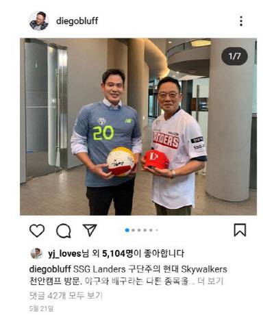 지난 5월 정용진 신세계그룹 부회장(왼쪽)과 정태영 현대카드 부회장이 충남 천안 현대캐피탈 복합 베이스캠프에서 포즈를 취하고 있는 모습. 프로스포츠 구단 운영에 관한 의견을 나눴다. (사진=정태영 부회장 인스타그램 캡처)