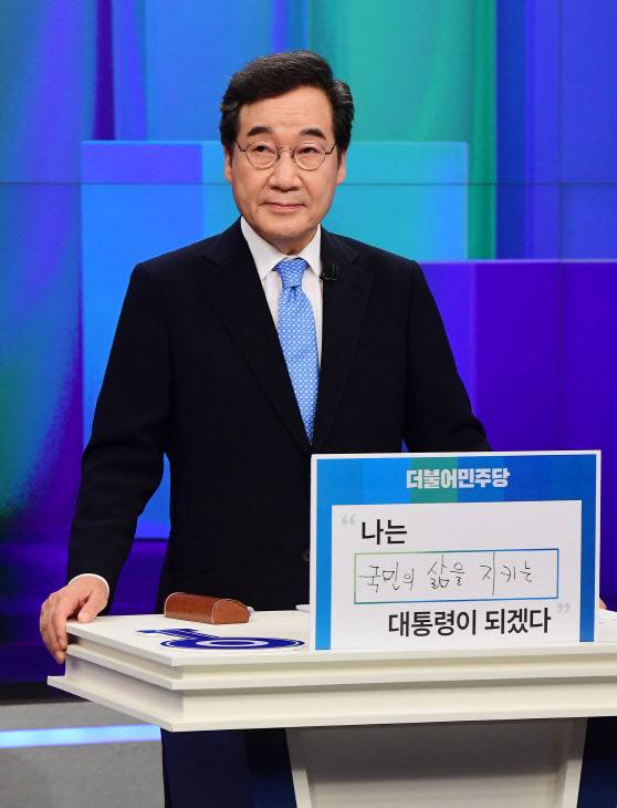 더불어민주당 대권주자인 이낙연 전 대표가 30일 서울 중구 TV조선에서 열린 방송토론회에서 “나는 ‘국민의 삶을 지키는’ 대통령이 되겠다” 를 내세우고 있다.(사진=연합뉴스)