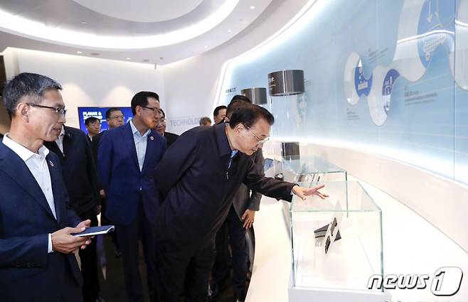 리커창(李克强) 중국 총리가 2019년 10월 14일 중국 산시성 시안(西安) 있는 삼성전자 반도체 공장을 시찰하는 모습.(중국정부망 캡처)2019.10.15/뉴스1