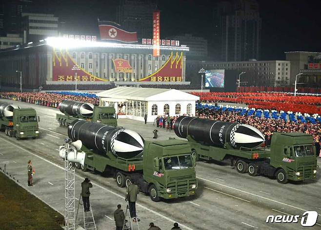 (평양 노동신문=뉴스1) = 북한이 지난 1월14일 평양 김일성광장에서 열린 제8차 조선노동당 대회 기념 열병식을 통해 신형 잠수함발사탄도미사일(SLBM)로 추정되는 '북극성-5ㅅ'을 공개했다. [국내에서만 사용가능. 재배포 금지. DB 금지. For Use Only in the Republic of Korea. Redistribution Prohibited] rodongphoto@news1.kr