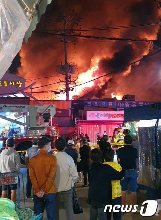지난해 9월 21일 오전 서울 동대문구 제기동 청량리 청과물 시장에 화재가 발생해 상인들이 불길을 바라보고 있다. (독자제공) © News1