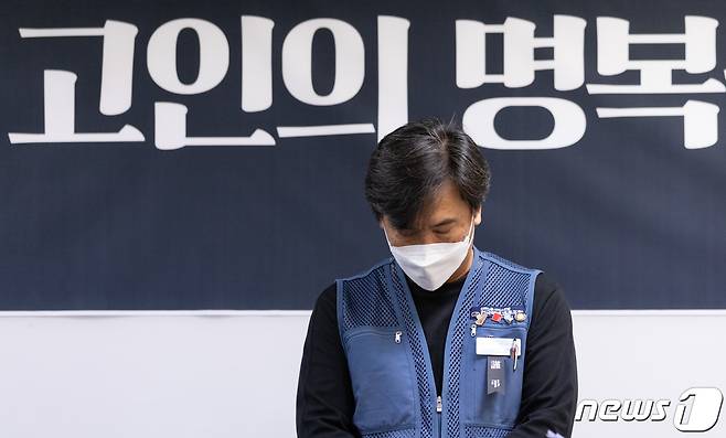 김태완 민주노총 서비스연맹 전국택배노동조합 수석부위원장이 9월2일 오후 서울 서대문구 서비스연맹에서 대리점 소장 사망에 대한 전국 택배노조의 조사결과를 발표에 앞서 묵념하고 있다. . 2021.9.2/뉴스1 © News1 이재명 기자