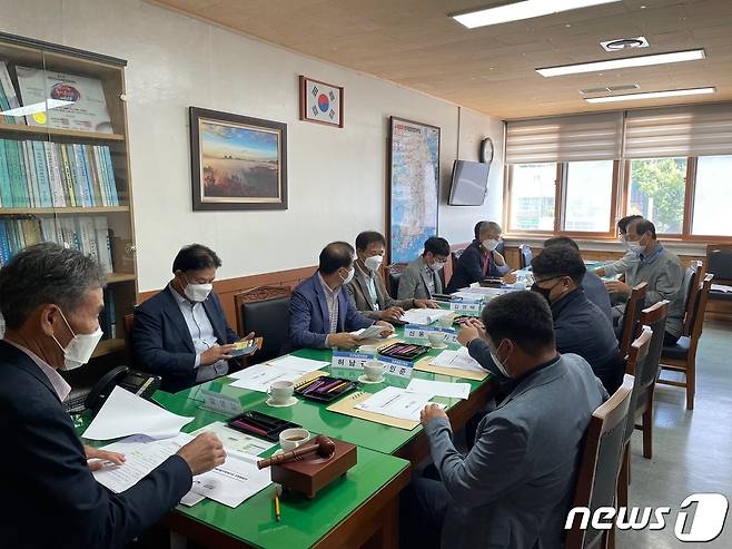 30일 전북 진안군이 김창열 부군수 주재로 농산물유통가격안정기금심의회를 갖고 있다.(진안군제공)@021.9.30/뉴스1