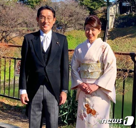 기시다 후미오 일본 자민당 총재와 기시다 유코. 출처: 트위터© 뉴스1