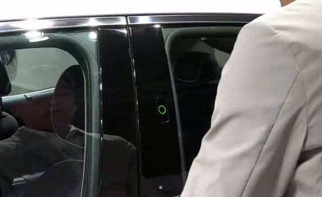 이시혁 글로벌상품전동화추진실장(상무)이 페이스 커넥트를 시도하고 있다. /콘퍼런스 영상 갈무리