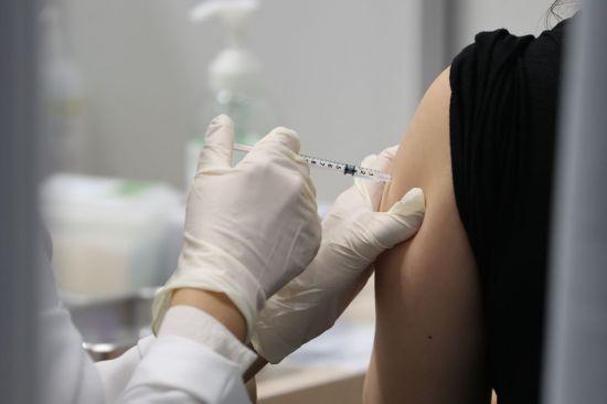 코로나19 예방접종센터에서 한 시민이 백신 접종을 하고 있다. [이미지출처=연합뉴스]