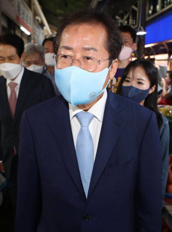 국민의힘 대선 경선 예비후보인 홍준표 의원이 30일 대구 칠성시장을 찾아 둘러보고 있다. [이미지출처=연합뉴스]