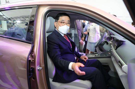 허성무 창원시장이 수소모빌리티 로드쇼 행사장에 전시된 수소차량을 시승하고 있다.