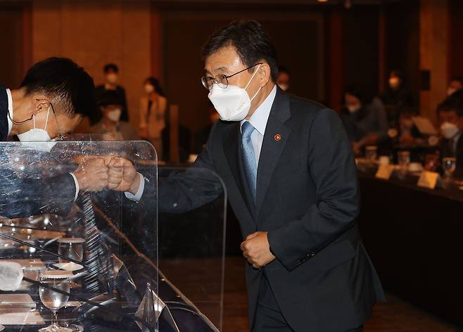 권덕철 보건복지부 장관이 30일 오후 서울 중구 롯데호텔에서 열린 코로나19 치료제-백신개발 범정부 지원위원회 제11차 회의에서 참석자와 인사를 나누고 있다./연합뉴스