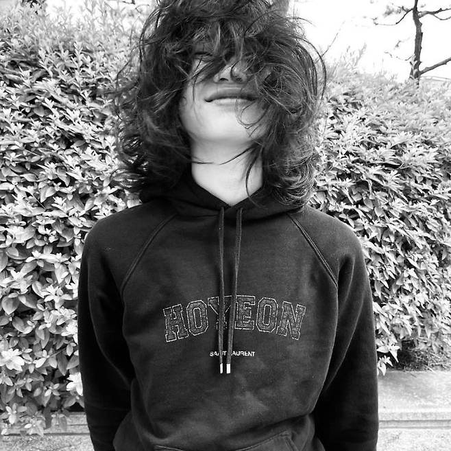 자신의 이름이 새겨진 생 로랑의 후디드 티셔츠를 입은 정호연.