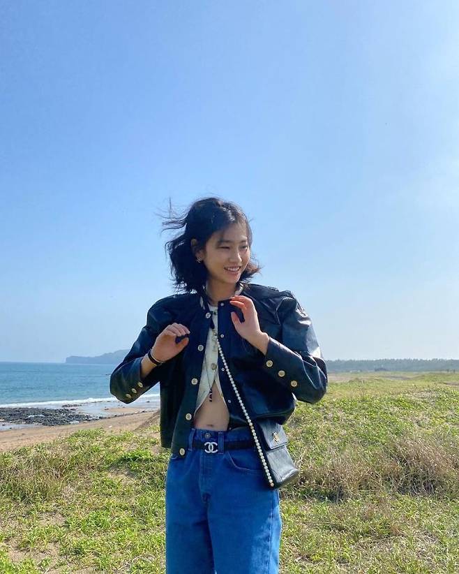 샤넬의 아이템으로만 스타일링했는데도 과하지 않아 보이는 정호연의 스타일링.