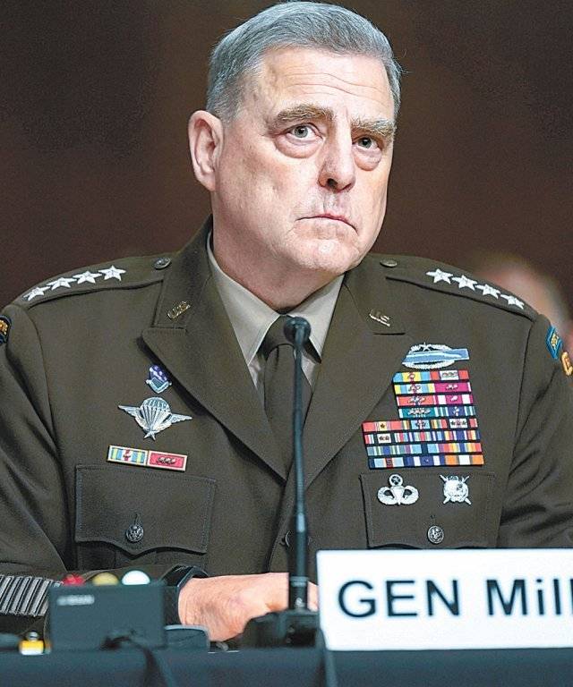 마크 밀리 미국 합참의장이 28일 미 의회 상원 군사위원회 청문회에 출석해 심각한 표정을 짓고 있다.
 그는 조 바이든 대통령이 ‘놀라운 성공’이라고 평가했던 아프가니스탄 미군 철수를 ‘전략적 실패’로 규정했다. 워싱턴=AP 뉴시스