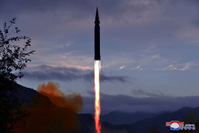 북한이 28일 발사한 화성 8형 극초음속 미사일의 주요 적용 기술로는 활공체와 액체연료 앰풀화로 꼽힌다. 연합뉴스 제공