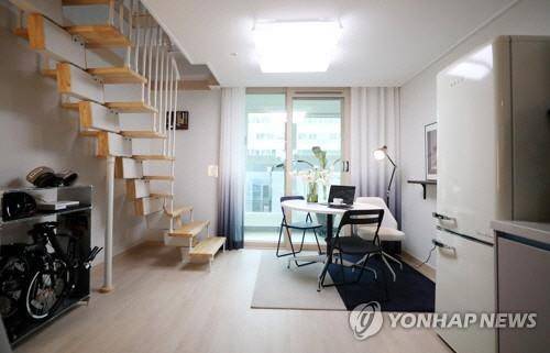 문 대통령이 방문한 공공임대주택 내부. 연합뉴스