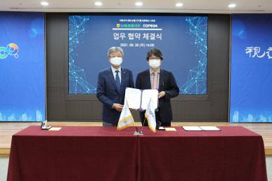 30일 서울 중구 소재 농협경제지주 본사에서 열린 업무협약 체결식에서 이재석 카페24 대표(오른쪽)와 장철훈 농협경제지주 대표가 기념촬영을 하고 있다. 카페24 제공