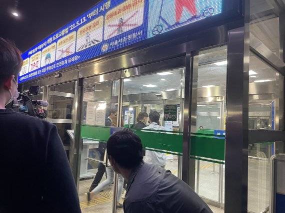 무면허 운전 및 음주 측정 거부 등 혐의를 받는 장제원 국민의 힘 아들 장용준이 30일 오후 6시 43분께 조사를 받기 위해 서초경찰서에 출석했다. /사진=박지연 기자