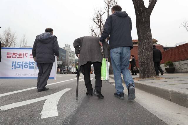 2019년 3월 빈곤노인기초연금연대 회원과 어르신들이 기초생활수급 노인 기초연금 박탈 문제 해결을 요구하며 서울 종로구 경복궁역에서 청와대까지 행진하고 있다. 박종식 기자 anaki@hani.co.kr