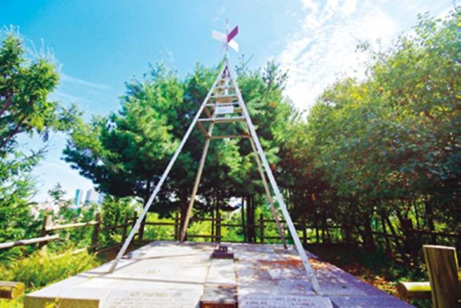 갈산 정상에 있는 ‘칼산 대삼각본점’. 1910년에 일제가 토지조사 사업을 위해 만들었다.