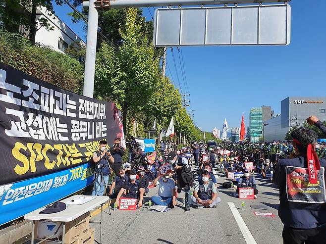민주노총 공공운수노조 화물연대본부 노동자 1천여명이 30일 오후 청주 직지대로에서 ‘에스피씨 자본 및 공권력 투입 규탄 집회’를 열었다.