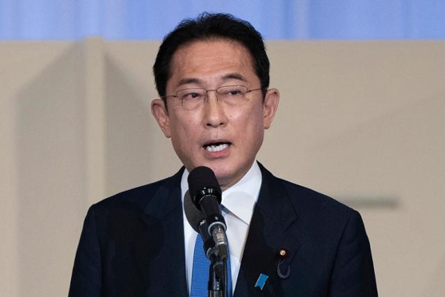 기시다 후미오 전 일본 외무상이 29일 도쿄에서 열린 자민당 총재 선거의 승자로 발표된 후 연설하고 있다. 내달 4일 소집되는 임시 국회에서 제100대 일본 총리로 선출된다. AP=뉴시스