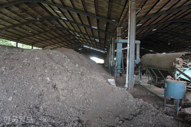 쓰레기로 만든 퇴비. 브카시=고찬유 특파원