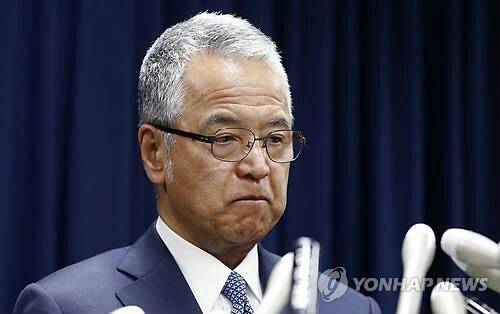 2016년 1월 28일 아마리 아키라 당시 일본 경제재생담당장관이 도쿄에서 현금 수수 의혹으로 사퇴를 발표하고 있다. AP 연합뉴스 자료사진