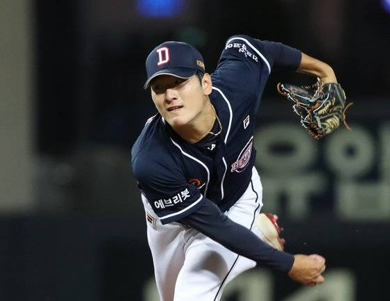 23일 광주-기아챔피언스필드에서 열린 2021 프로야구 두산 베어스와 KIA 타이거즈의 경기에서 두산 선발투수 곽빈이 1회에 투구하고 있다. [연합뉴스]