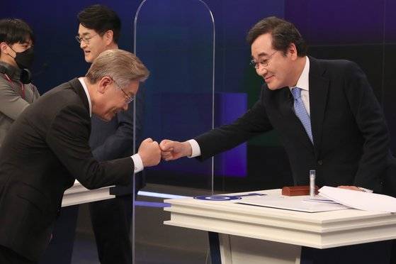 더불어민주당 대선경선후보인 이재명 경기도지사와 이낙연 전 대표가 30일 서울 중구 TV조선 스튜디오에서 열린 방송토론회에 앞서 인사하고 있다. 국회사진기자단