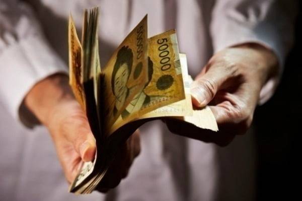 친분이 있는 재력가를 10년 가까이 속여 70억여원을 뜯어낸 30대 여성이 중형을 선고받았다. 사진은 기사와 무관함. /사진=게티이미지뱅크