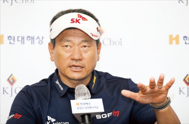 한국인 최초로 미국프로골프(PGA)투어 챔피언스(시니어)에서 우승한 최경주가 30일 한국프로골프(KPGA) 코리안투어 현대해상 최경주 인비테이셔널 1라운드가 끝난 뒤 열린 기자회견에서 소감을 밝히고 있다.  /KPGA 제공