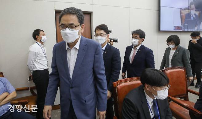 국회에서 열린 교육위원회 전체회의에서 퇴장하는 곽상도 무소속 (전 국민의힘)의원./국회사진기자단