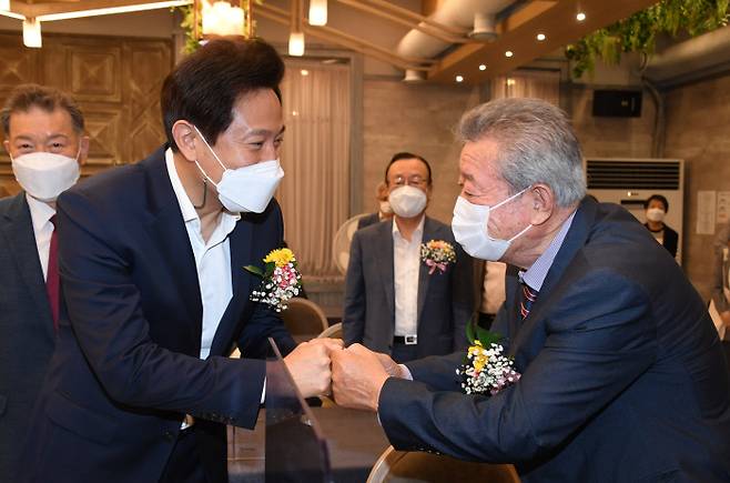 오세훈 서울시장이 30일 서울 마포구 케이터틀에서 열린 노인의 날 기념식을 찾아 참석자들과 인사하고 있다. 서울시 제공