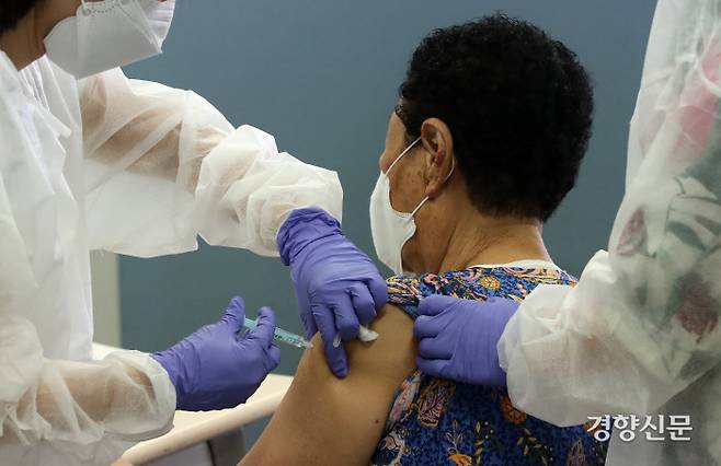 지난 10일 서울 영등포구 영등포쪽방상담소에 마련된 백신 접종센터에서 인근 쪽방촌 주민들이 코로나19 백신 접종을 받고 있다.권도현 기자